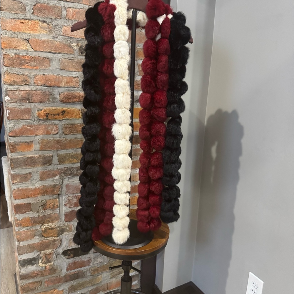 Chic Pom-Pom Scarf in Black & Red.